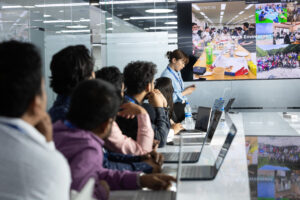 日本本社の社員が会社紹介をしている様子。